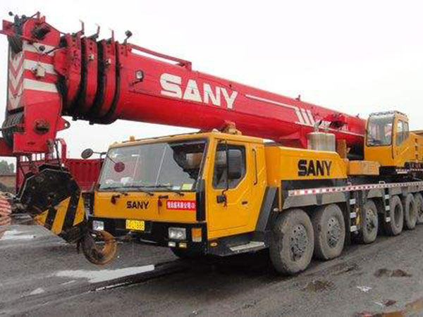 冬季隨車吊應(yīng)該怎樣保養(yǎng)和操作注意事項(xiàng)？